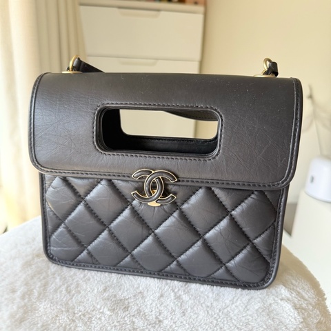 香奈兒Chanel 23s隱藏款黑金牛皮復古造型手套口蓋包公文包2ways晶片款