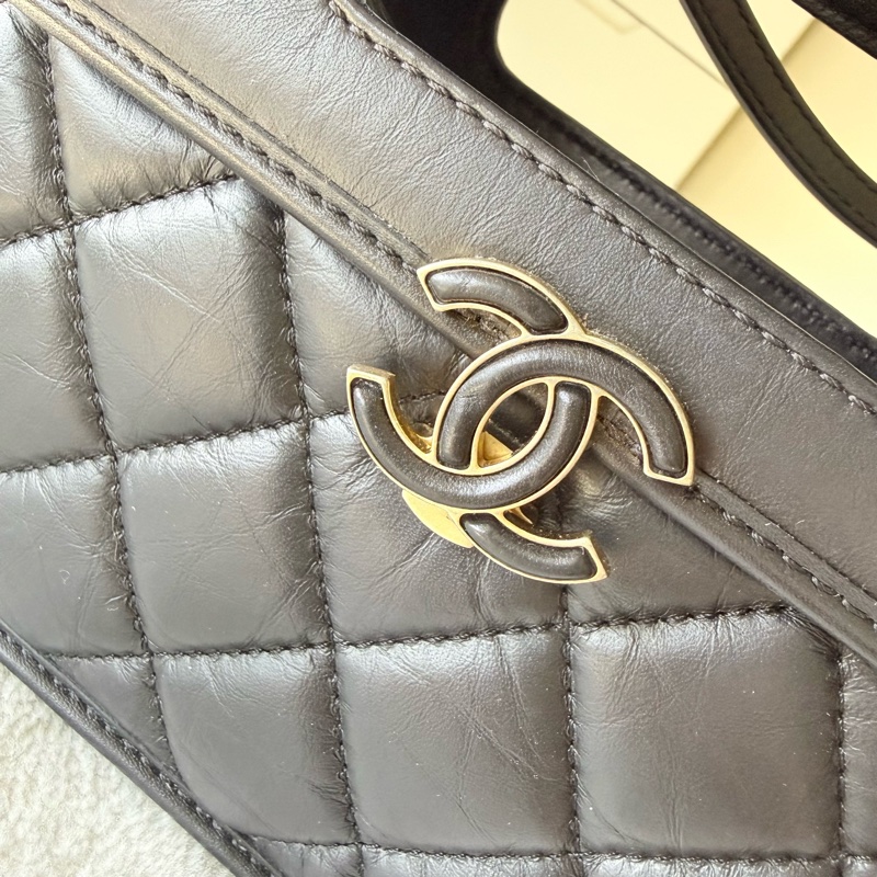 香奈兒Chanel 23s隱藏款黑金牛皮復古造型手套口蓋包公文包2ways晶片款-1