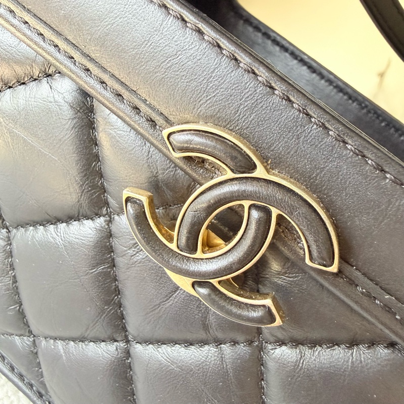 香奈兒Chanel 23s隱藏款黑金牛皮復古造型手套口蓋包公文包2ways晶片款-2