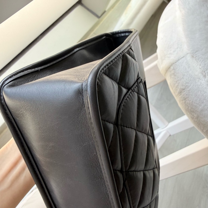 香奈兒Chanel 23s隱藏款黑金牛皮復古造型手套口蓋包公文包2ways晶片款-4