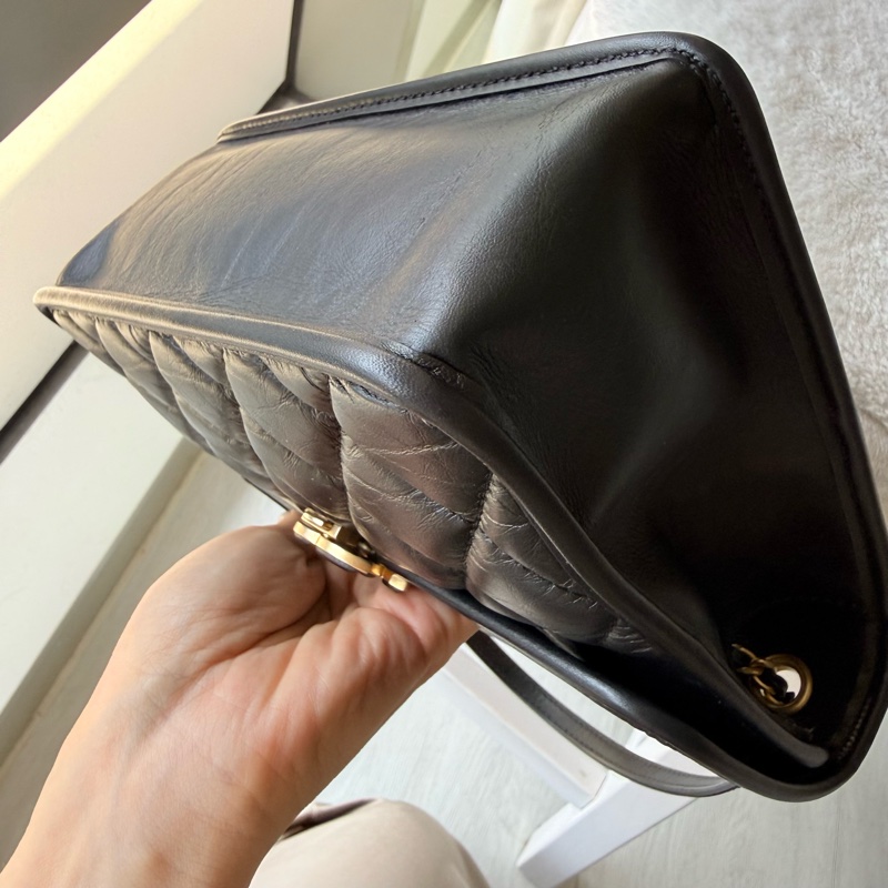 香奈兒Chanel 23s隱藏款黑金牛皮復古造型手套口蓋包公文包2ways晶片款-6