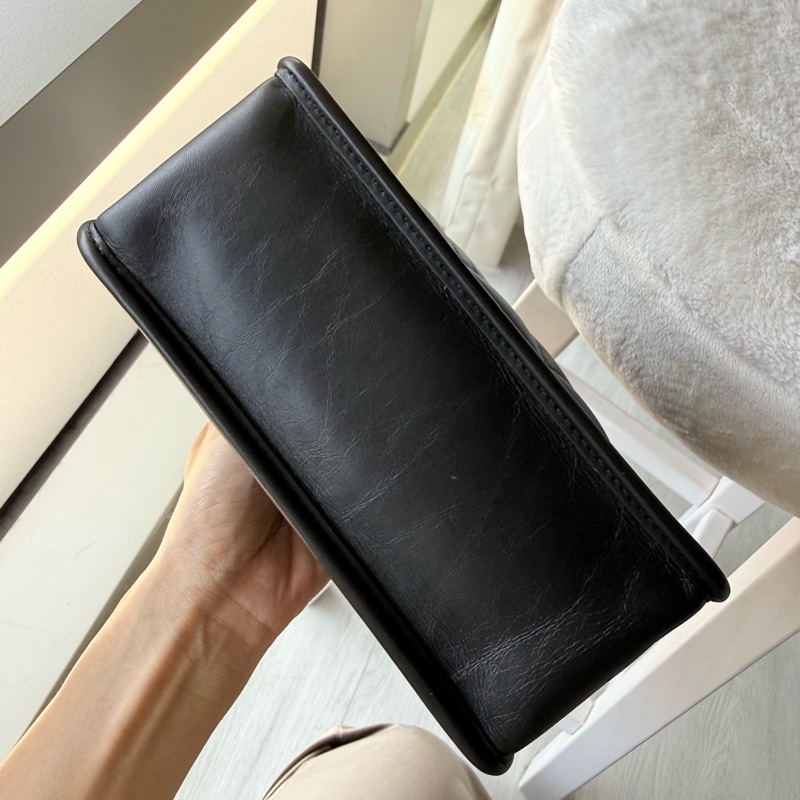 香奈兒Chanel 23s隱藏款黑金牛皮復古造型手套口蓋包公文包2ways晶片款-7