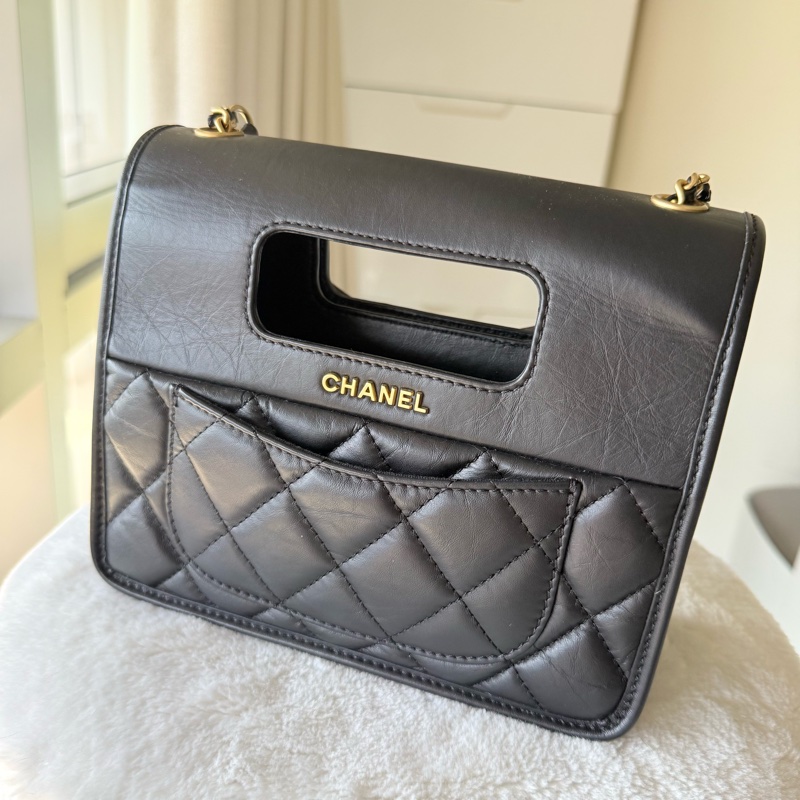 香奈兒Chanel 23s隱藏款黑金牛皮復古造型手套口蓋包公文包2ways晶片款-8