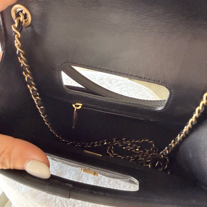 香奈兒Chanel 23s隱藏款黑金牛皮復古造型手套口蓋包公文包2ways晶片款-11