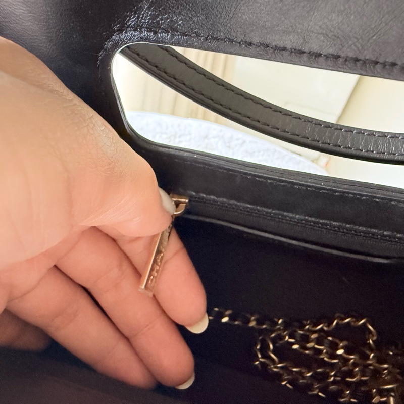 香奈兒Chanel 23s隱藏款黑金牛皮復古造型手套口蓋包公文包2ways晶片款-12