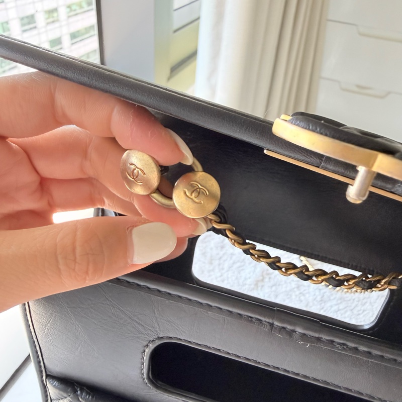 香奈兒Chanel 23s隱藏款黑金牛皮復古造型手套口蓋包公文包2ways晶片款-13