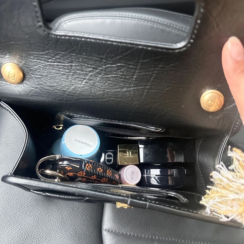 香奈兒Chanel 23s隱藏款黑金牛皮復古造型手套口蓋包公文包2ways晶片款-15