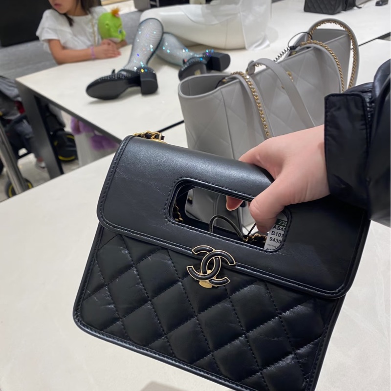 香奈兒Chanel 23s隱藏款黑金牛皮復古造型手套口蓋包公文包2ways晶片款-19