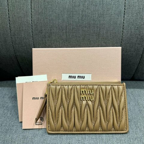💎Han's house精品服飾💎MIU MIU Matelass 納帕皮 拉鍊 卡包 零錢袋 義大利製 現貨 全配 原價19500