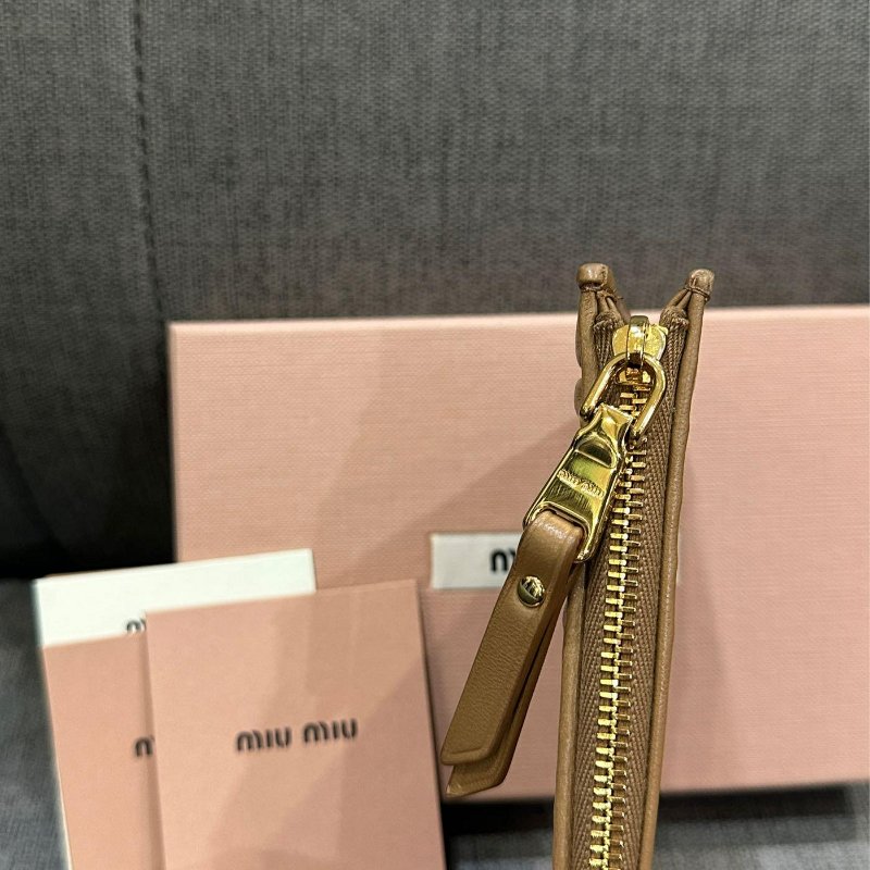 💎Han's house精品服飾💎MIU MIU Matelass 納帕皮 拉鍊 卡包 零錢袋 義大利製 現貨 全配 原價19500-1