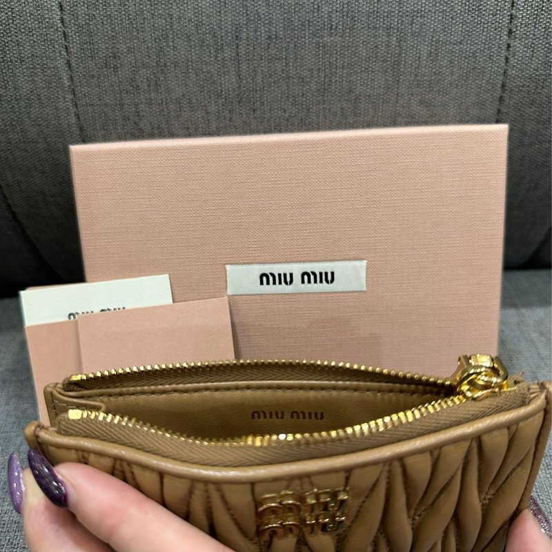 💎Han's house精品服飾💎MIU MIU Matelass 納帕皮 拉鍊 卡包 零錢袋 義大利製 現貨 全配 原價19500-2