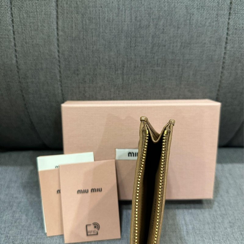 💎Han's house精品服飾💎MIU MIU Matelass 納帕皮 拉鍊 卡包 零錢袋 義大利製 現貨 全配 原價19500-3