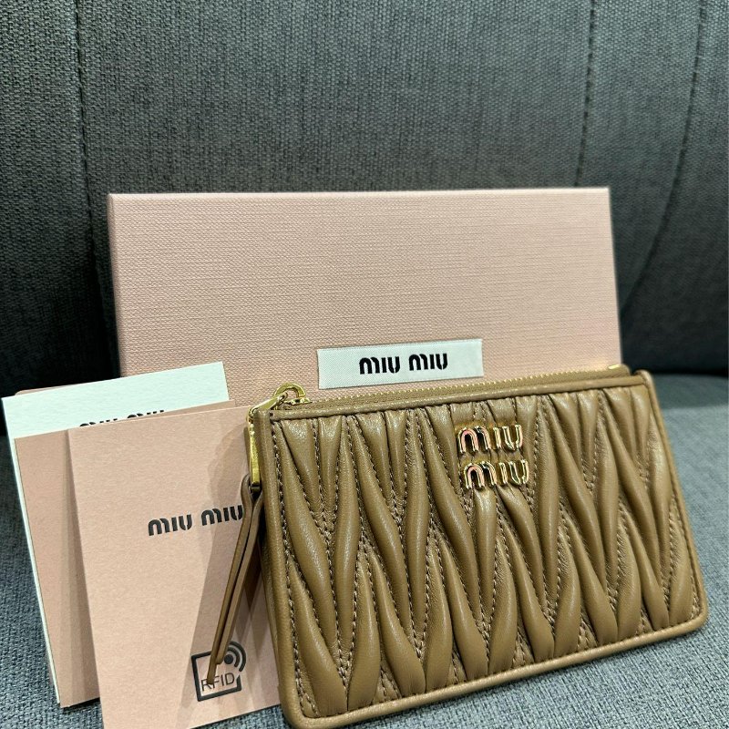 💎Han's house精品服飾💎MIU MIU Matelass 納帕皮 拉鍊 卡包 零錢袋 義大利製 現貨 全配 原價19500-6