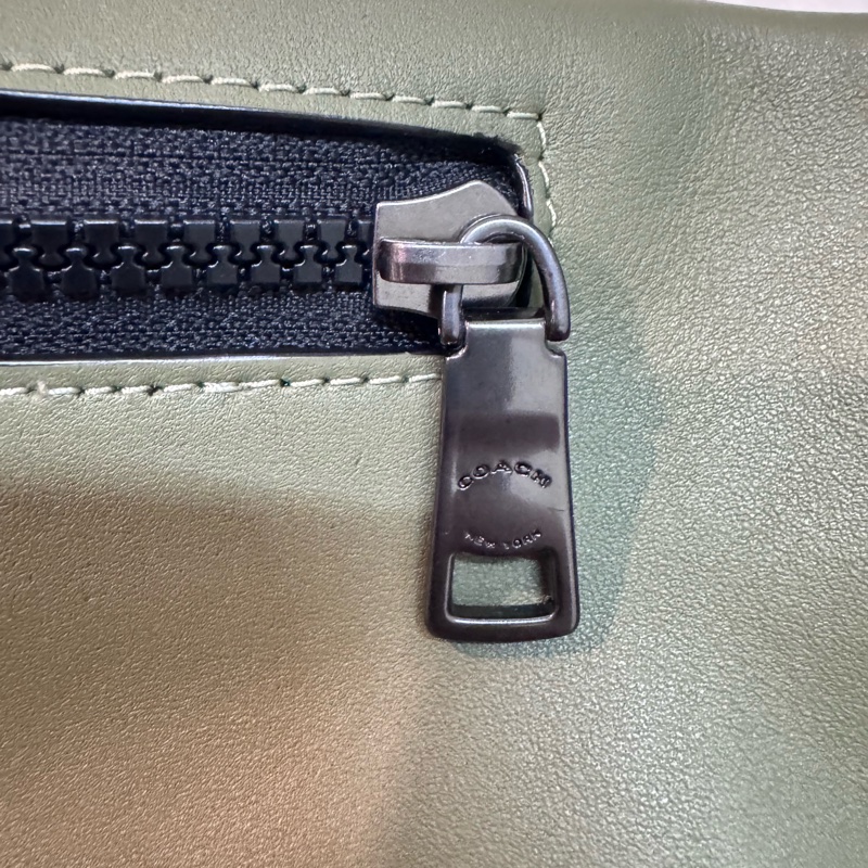 COACH 男款RACER小牛皮滑面皮革雙拉鍊置物腰包-軍綠-13