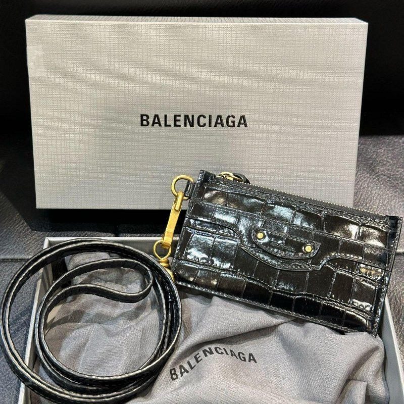 💎Han's house精品服飾💎Balenciaga 巴黎世家 機車 牛皮 鱷魚紋 頸掛包 卡夾 零錢包 8X13CM 原價16950-0