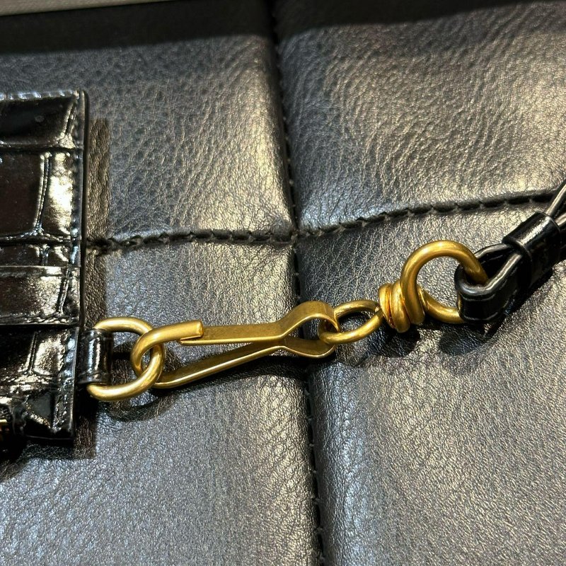 💎Han's house精品服飾💎Balenciaga 巴黎世家 機車 牛皮 鱷魚紋 頸掛包 卡夾 零錢包 8X13CM 原價16950-2