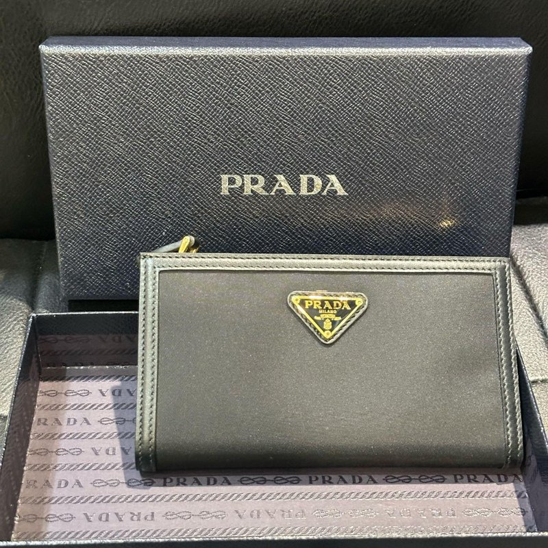 💎Han's house精品服飾💎PRADA 三角鐵牌 尼龍 牛皮 零錢袋 中夾-0