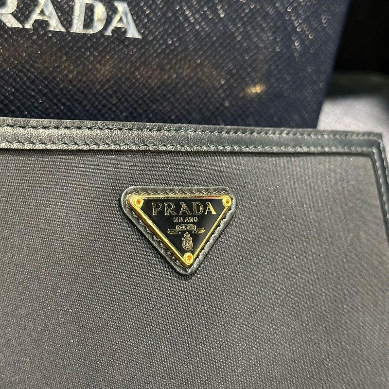💎Han's house精品服飾💎PRADA 三角鐵牌 尼龍 牛皮 零錢袋 中夾-1