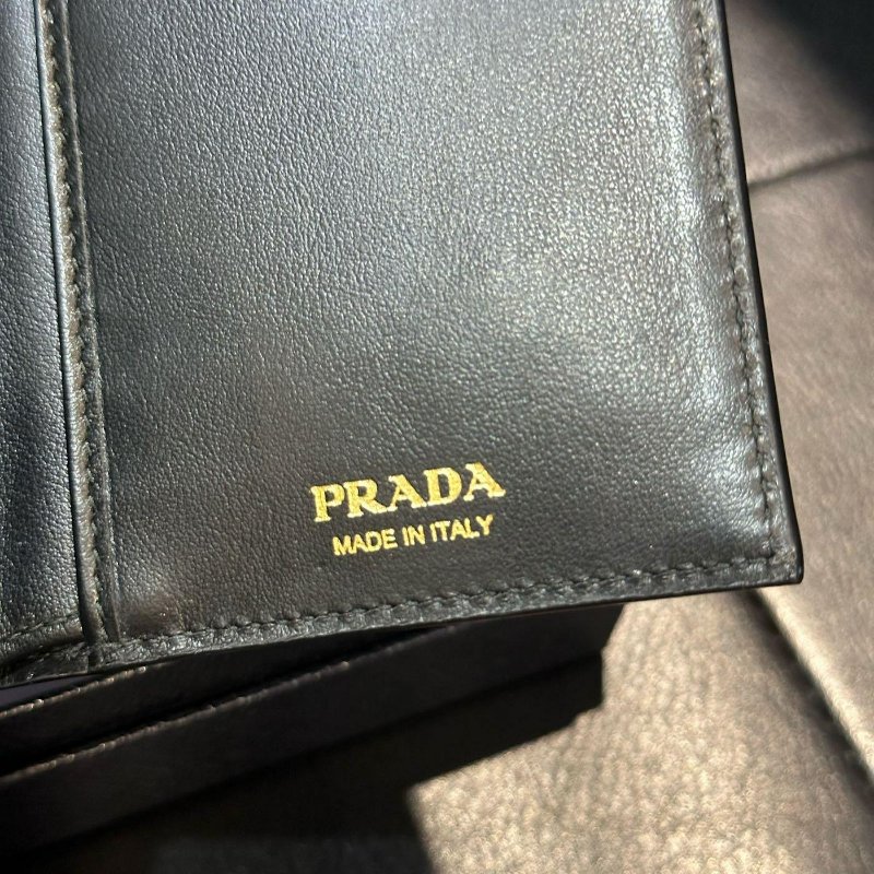 💎Han's house精品服飾💎PRADA 三角鐵牌 尼龍 牛皮 零錢袋 中夾-2