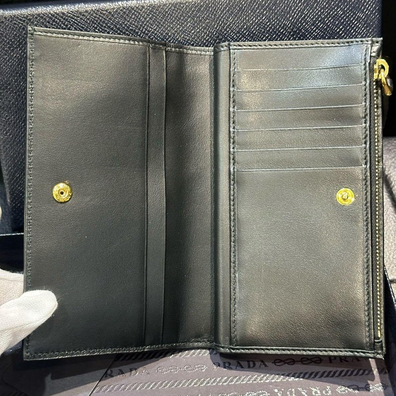 💎Han's house精品服飾💎PRADA 三角鐵牌 尼龍 牛皮 零錢袋 中夾-3