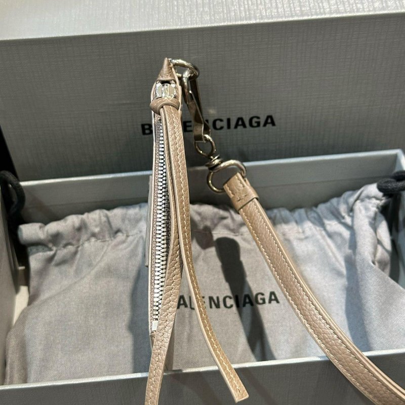 💎Han's house精品服飾💎Balenciaga 巴黎世家 機車 牛皮 卡夾 零錢包 8X13CM頸掛包 原價16950-5