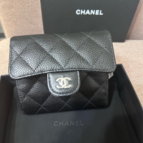 CHANEL 經典款 —經典翻蓋荔枝紋短夾