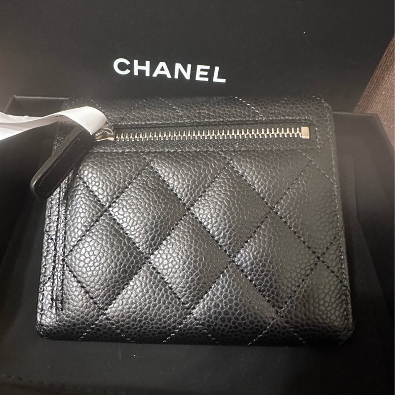 CHANEL 經典款 —經典翻蓋荔枝紋短夾-1