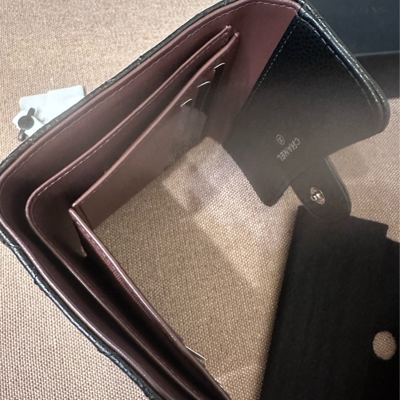 CHANEL 經典款 —經典翻蓋荔枝紋短夾-6