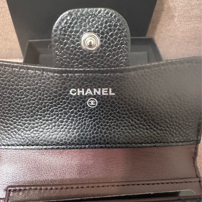 CHANEL 經典款 —經典翻蓋荔枝紋短夾-8