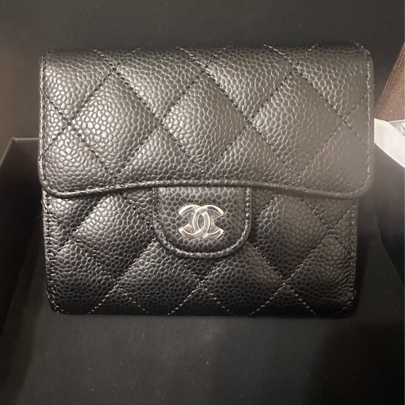 CHANEL 經典款 —經典翻蓋荔枝紋短夾-9