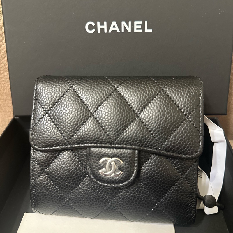 CHANEL 經典款 —經典翻蓋荔枝紋短夾-10