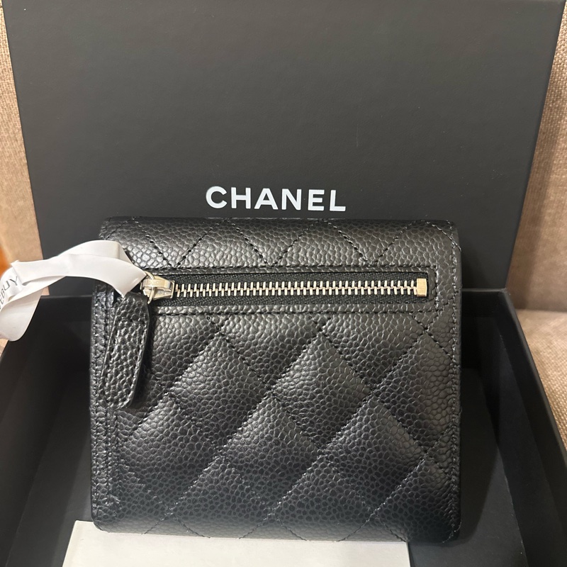 CHANEL 經典款 —經典翻蓋荔枝紋短夾-11