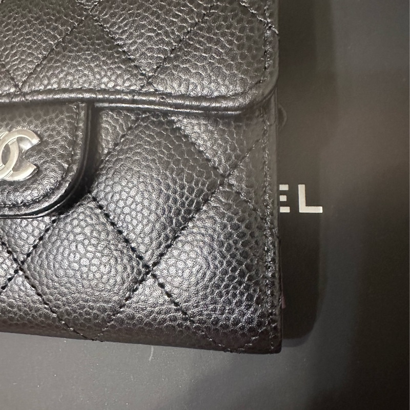 CHANEL 經典款 —經典翻蓋荔枝紋短夾-12