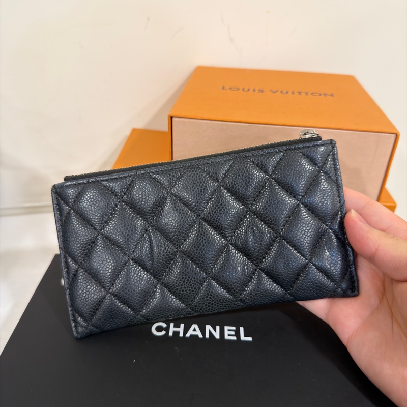 #賠售割愛💕 #98新閒置 #荔枝皮 香奈兒黑銀拉鍊長夾-2