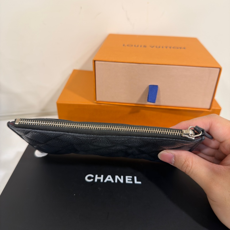 #賠售割愛💕 #98新閒置 #荔枝皮 香奈兒黑銀拉鍊長夾-4