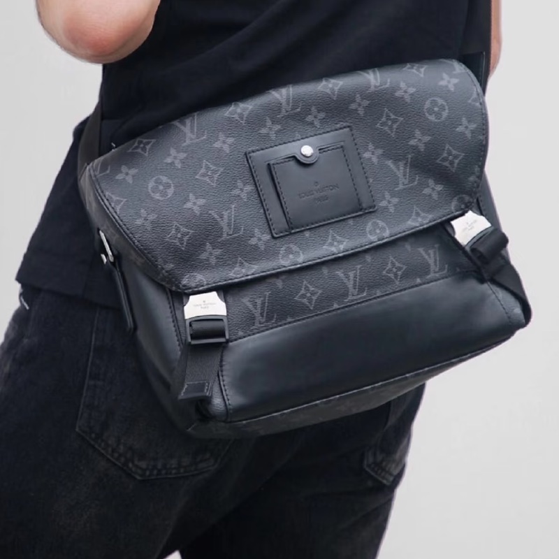 Louis Vuitton LV 黑武士 Voyager系列 郵差包-0