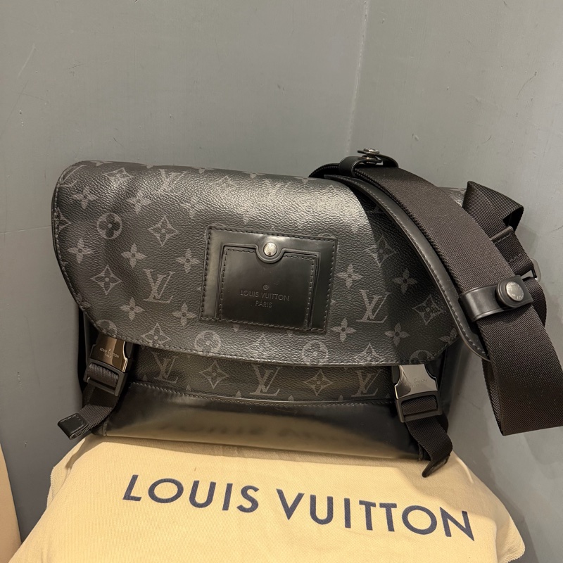 Louis Vuitton LV 黑武士 Voyager系列 郵差包-1