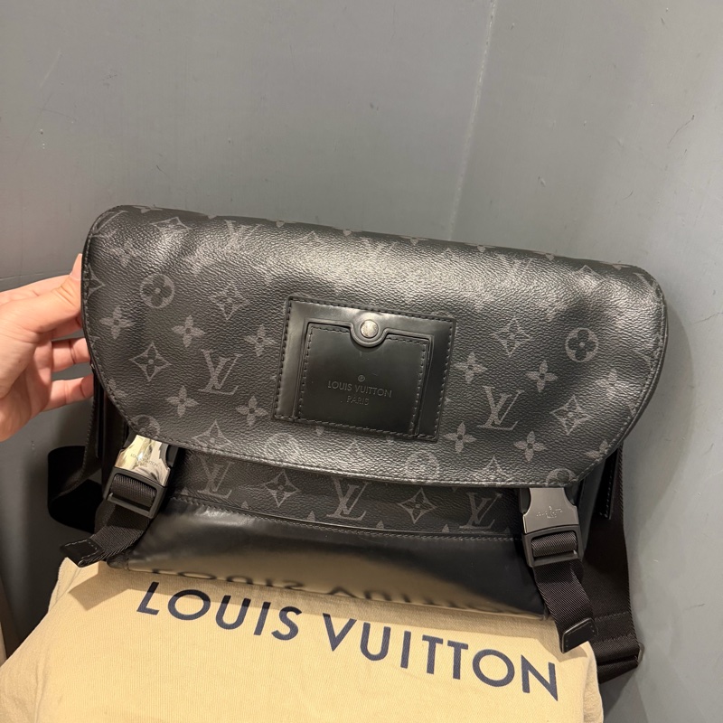 Louis Vuitton LV 黑武士 Voyager系列 郵差包-2