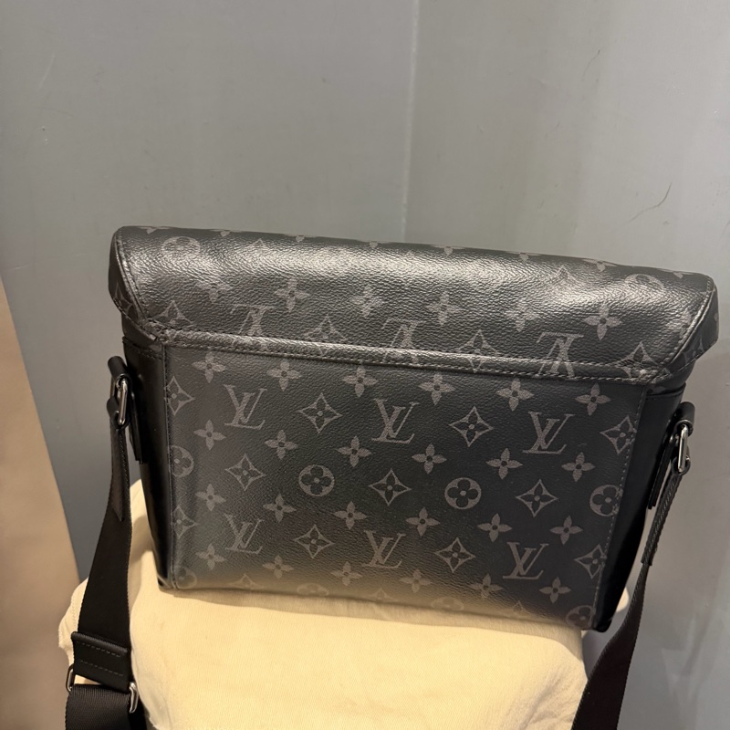 Louis Vuitton LV 黑武士 Voyager系列 郵差包-3
