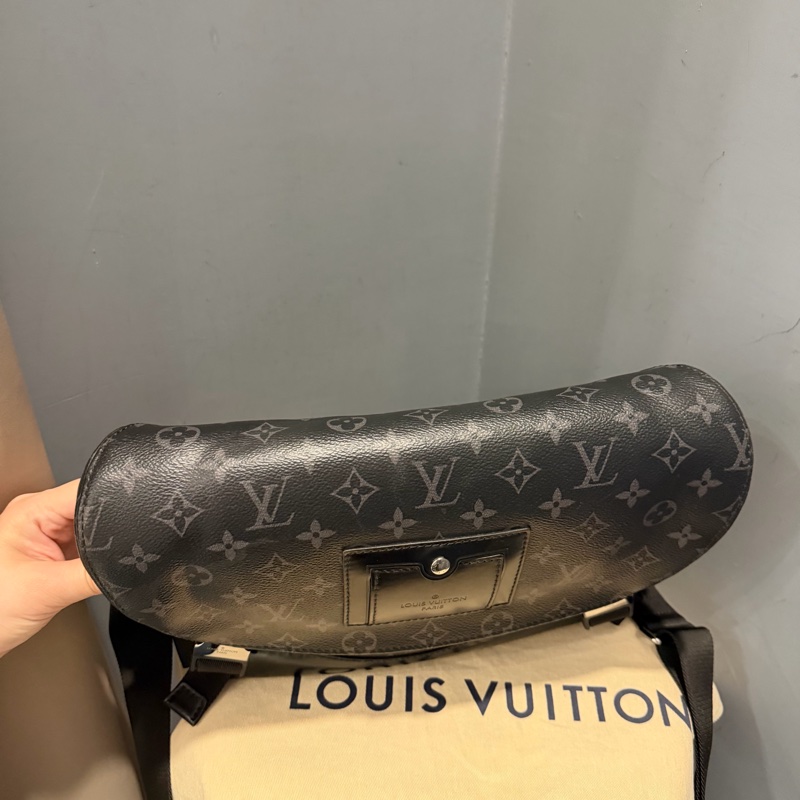 Louis Vuitton LV 黑武士 Voyager系列 郵差包-4