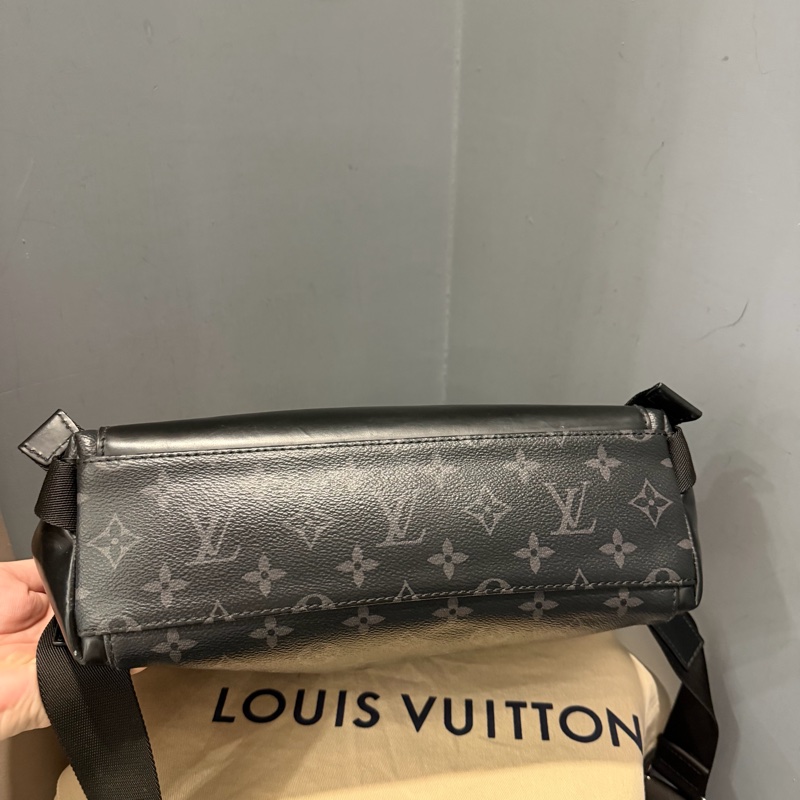 Louis Vuitton LV 黑武士 Voyager系列 郵差包-5