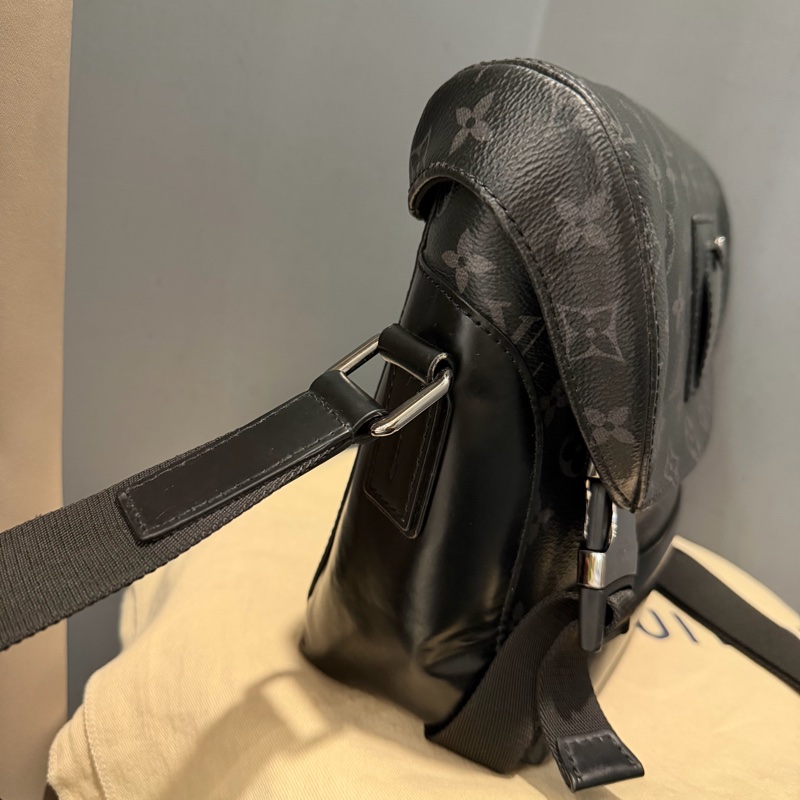 Louis Vuitton LV 黑武士 Voyager系列 郵差包-6