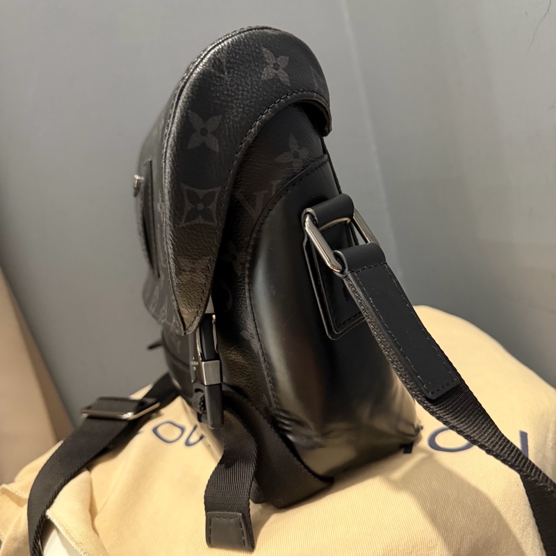 Louis Vuitton LV 黑武士 Voyager系列 郵差包-7