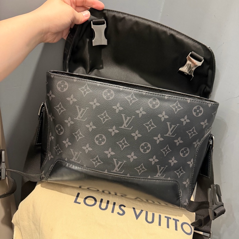 Louis Vuitton LV 黑武士 Voyager系列 郵差包-8