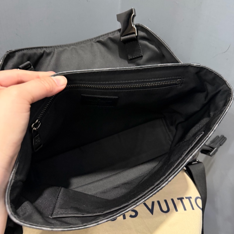 Louis Vuitton LV 黑武士 Voyager系列 郵差包-9