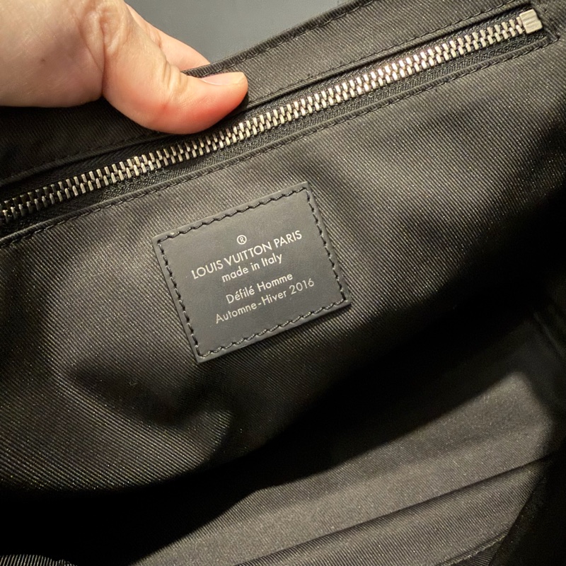 Louis Vuitton LV 黑武士 Voyager系列 郵差包-10