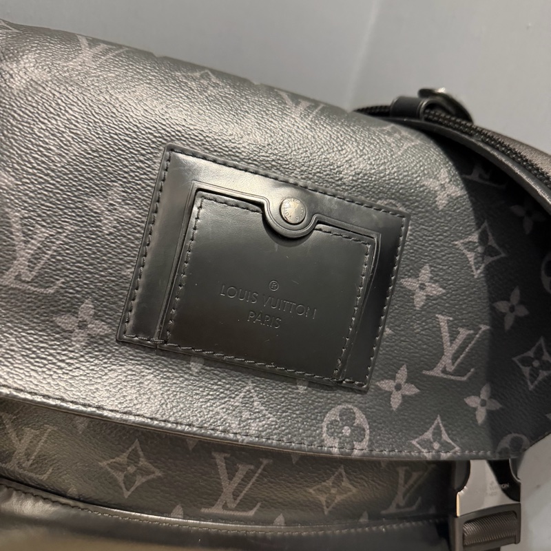 Louis Vuitton LV 黑武士 Voyager系列 郵差包-14