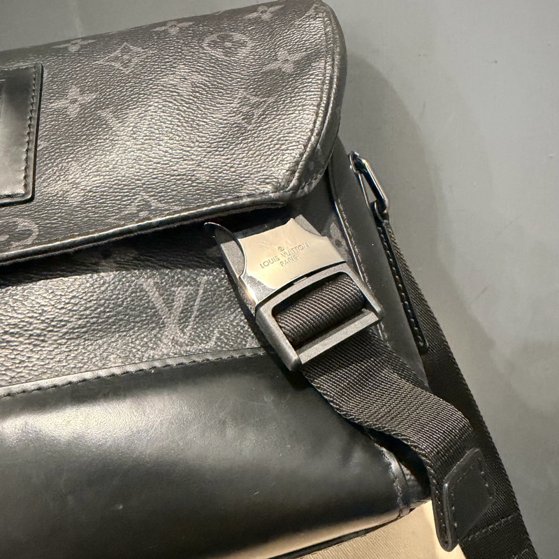 Louis Vuitton LV 黑武士 Voyager系列 郵差包-17
