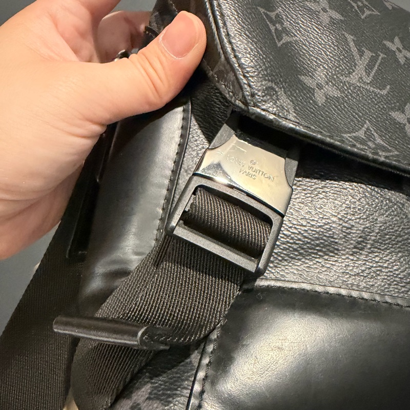 Louis Vuitton LV 黑武士 Voyager系列 郵差包-18