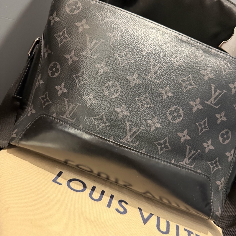 Louis Vuitton LV 黑武士 Voyager系列 郵差包-19